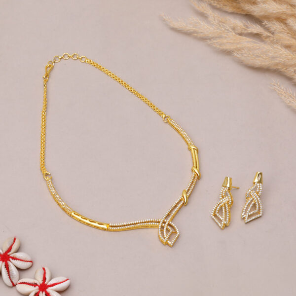 Aarugo Glamorous Gold-Plated Necklace Set